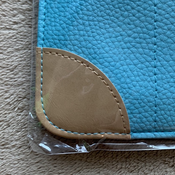 Globe Trotter Light Blue Wristlet & Cosmetics - Picture 3 of 9